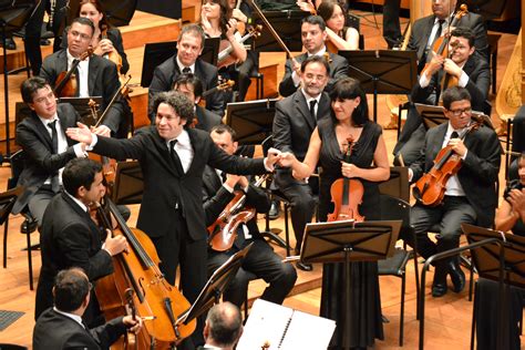 O­r­q­u­e­s­t­a­ ­S­i­n­f­o­n­i­c­a­ ­S­i­m­o­n­ ­B­o­l­i­v­a­r­­d­a­n­ ­k­o­n­s­e­r­